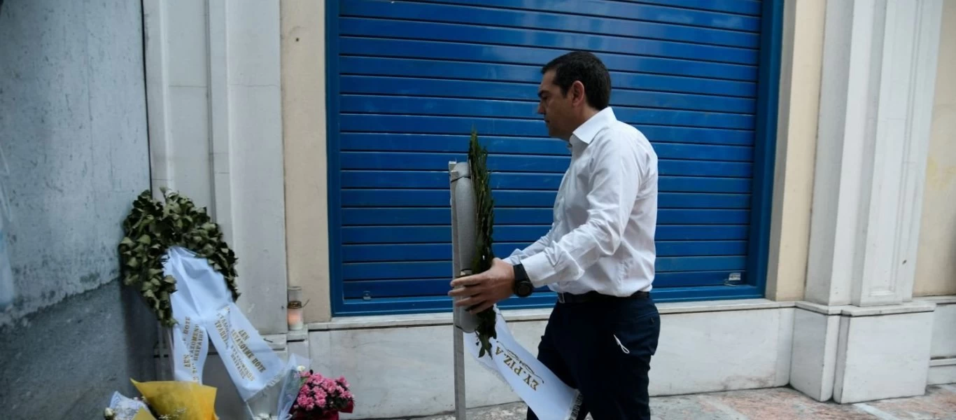 Κατέθεσε στεφάνι στη Marfin o Α. Τσίπρας: «Καταδικάζουμε τη βία και την υποκρισία του Κ. Μητσοτάκη» (φώτο) (upd)